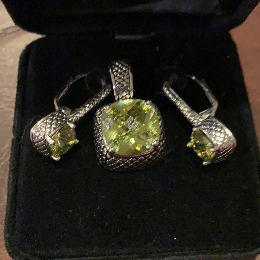Charm only for sale. Green